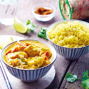 Poulet, sauce au lait de coco et curry et riz Poulet, sauce au lait de coco et curry et riz