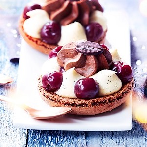 2 Macarons précieux façon forêt noire 2 Macarons précieux façon forêt noire